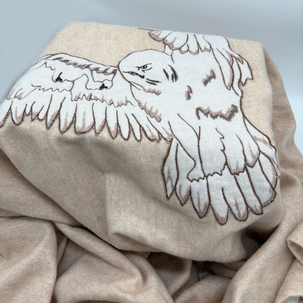 Plaid in misto cashmere ricamato a mano