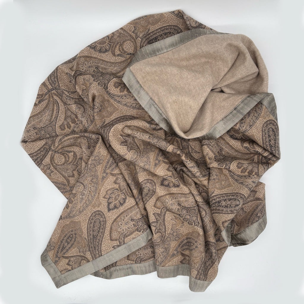 scialle in cashmere e lana bordato in seta / fantasia paisely